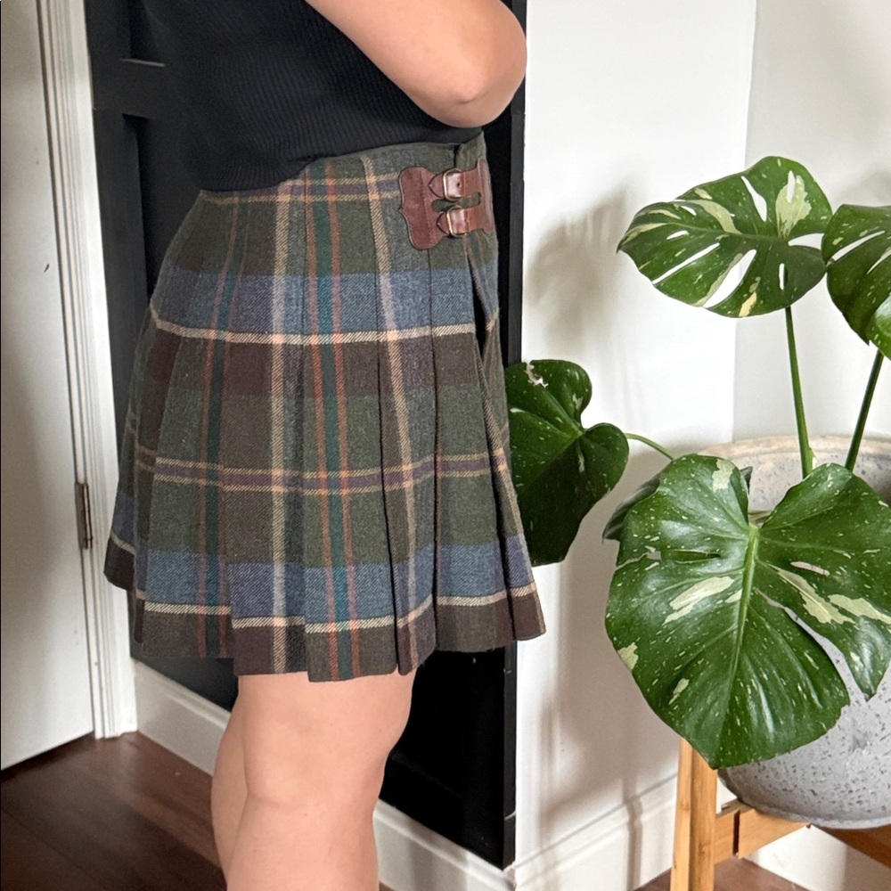Vintage Ralph Lauren 100% wool pleated plaid wool wrap mini skirt. Size 4-6 - Picture 8 of 9